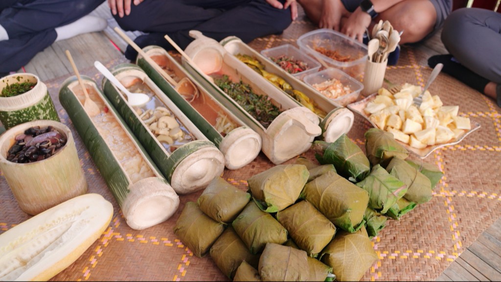 村民特意準備了美食和美酒，熱情招待眾人。