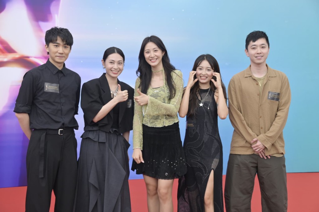 大會網絡平台主持吳肇軒、蔡蕙琪（葵芳）、趙君瑜、連花及筆華棋一同出席拜神儀式。