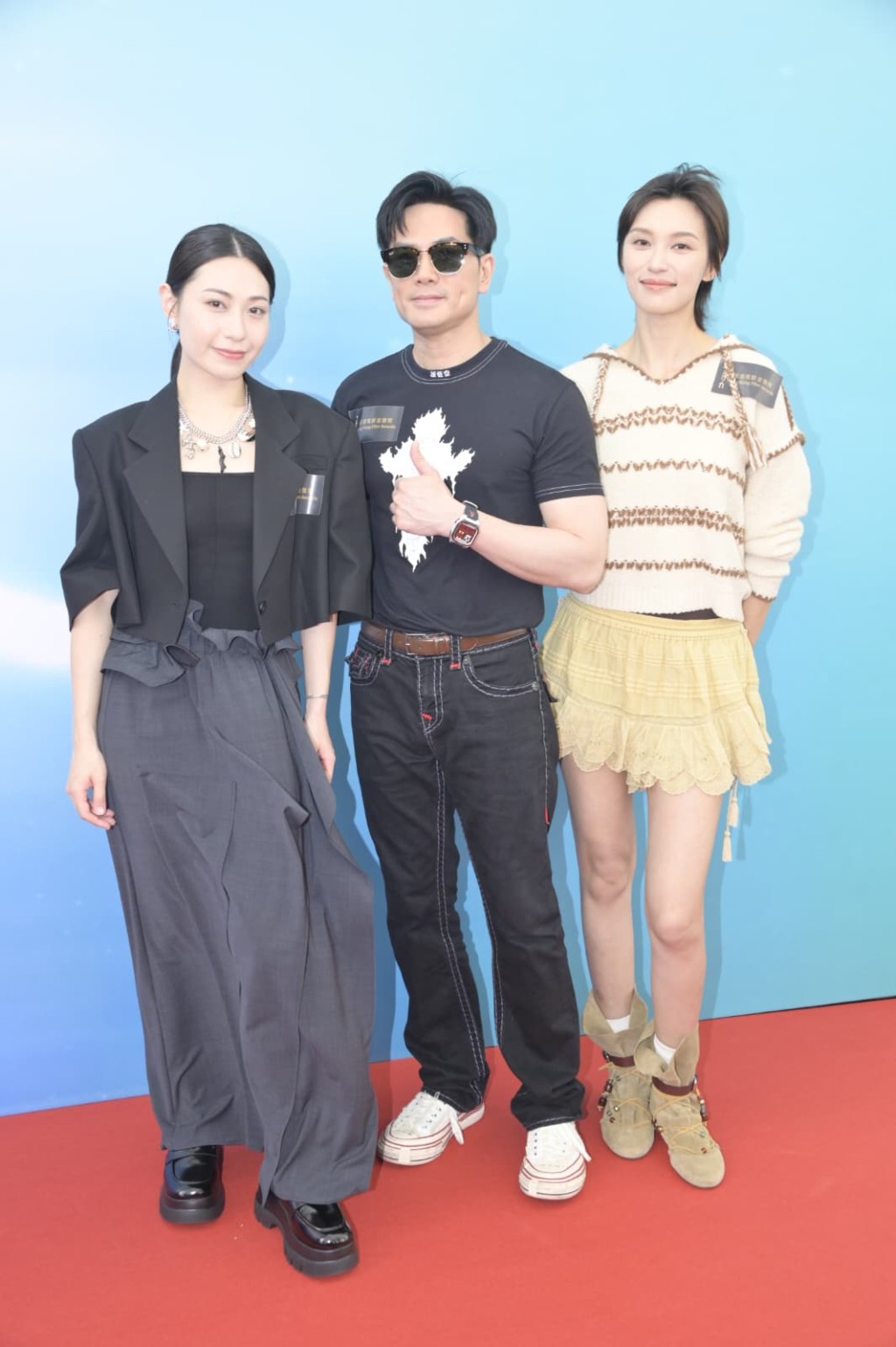 頒獎嘉賓伍允龍（中）與王丹妮（右）出席拜神，王丹妮同時是「最佳衣着獎」評審；網絡平台主持蔡蕙琪（左）亦在場。