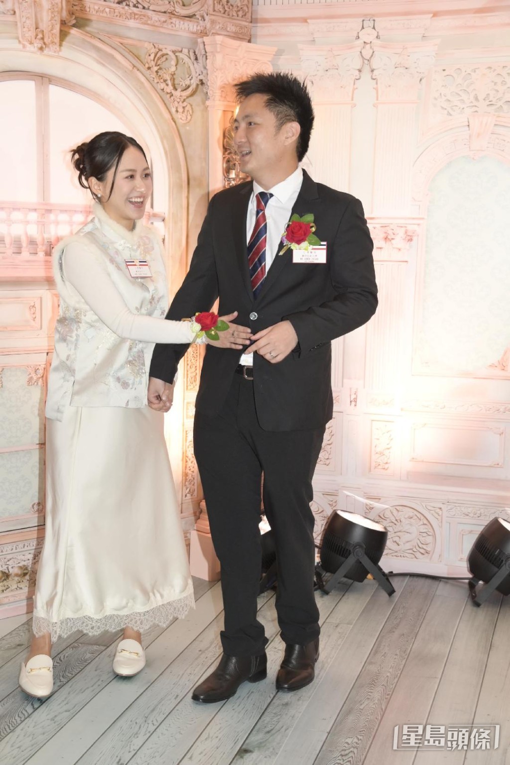 莊雅婷笑着摸了摸鍾培生的肚子。