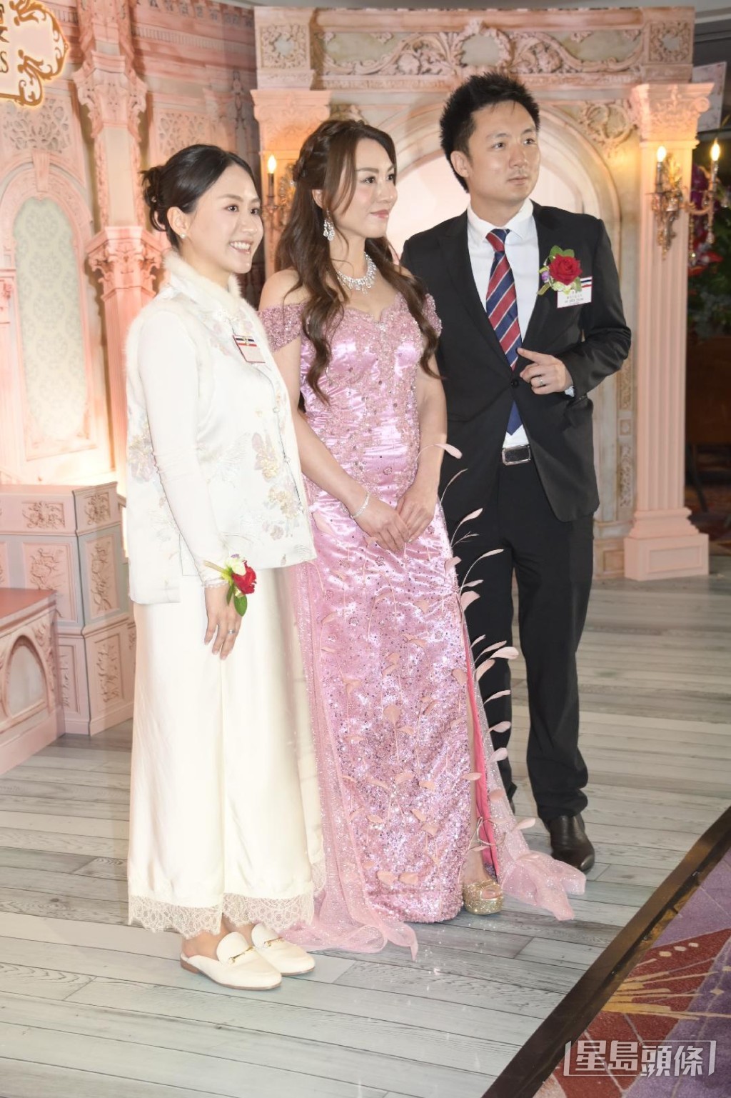 從側面看，莊雅婷腹部略有隆起，並穿着平底鞋。