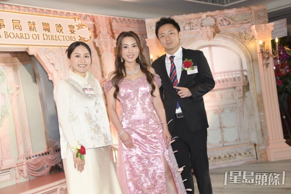 鍾培生夫婦此行主要是支持董事局主席羅穎怡（中）。