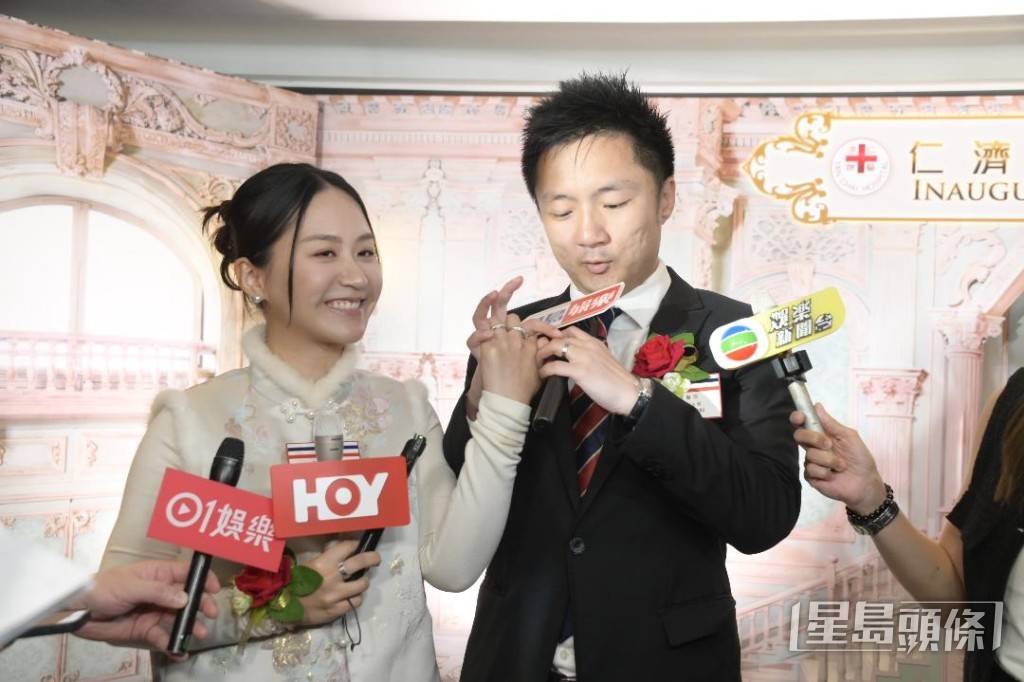 兩人全程緊緊牽着手。