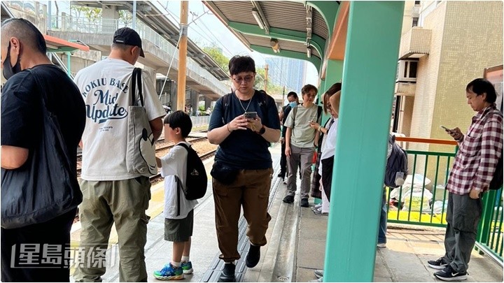 Steven與兒子手牽手，父子關係親密。