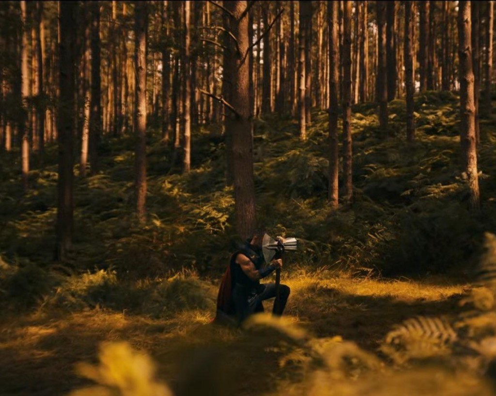 預告尾聲，雷神的鐵鎚飛向了美國隊長。