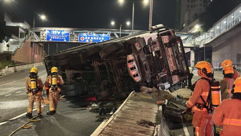 呈祥道重型貨車失控翻側 司機受傷一度被困