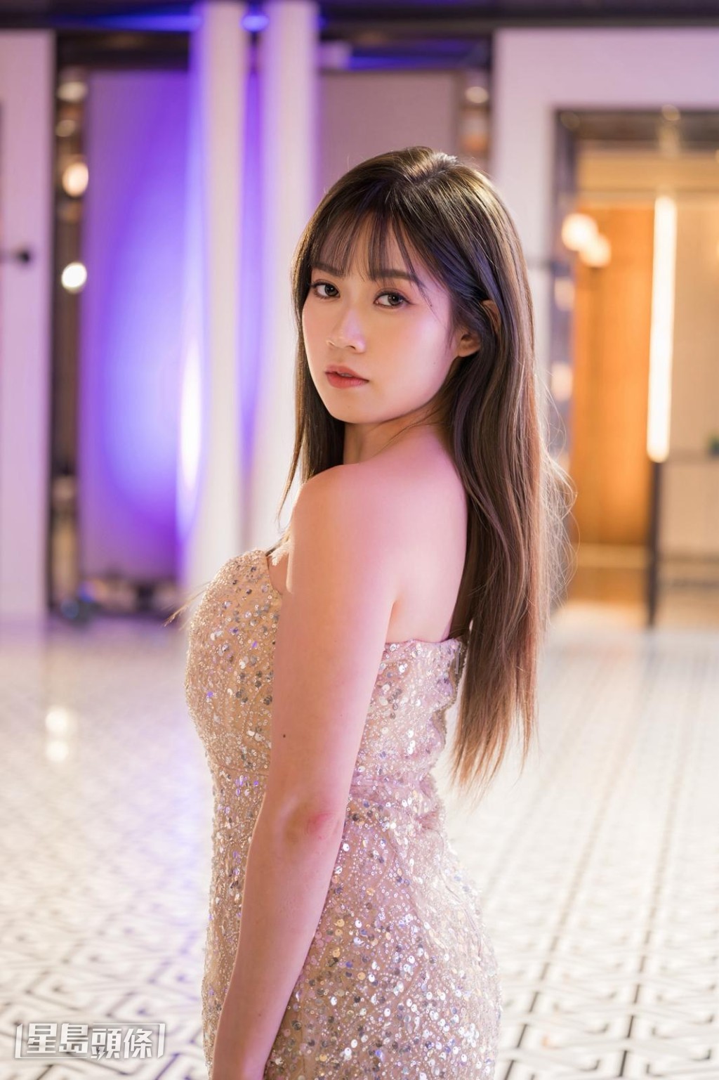 波波近日在社交網分享一系列全新靚相，展現不同形象。