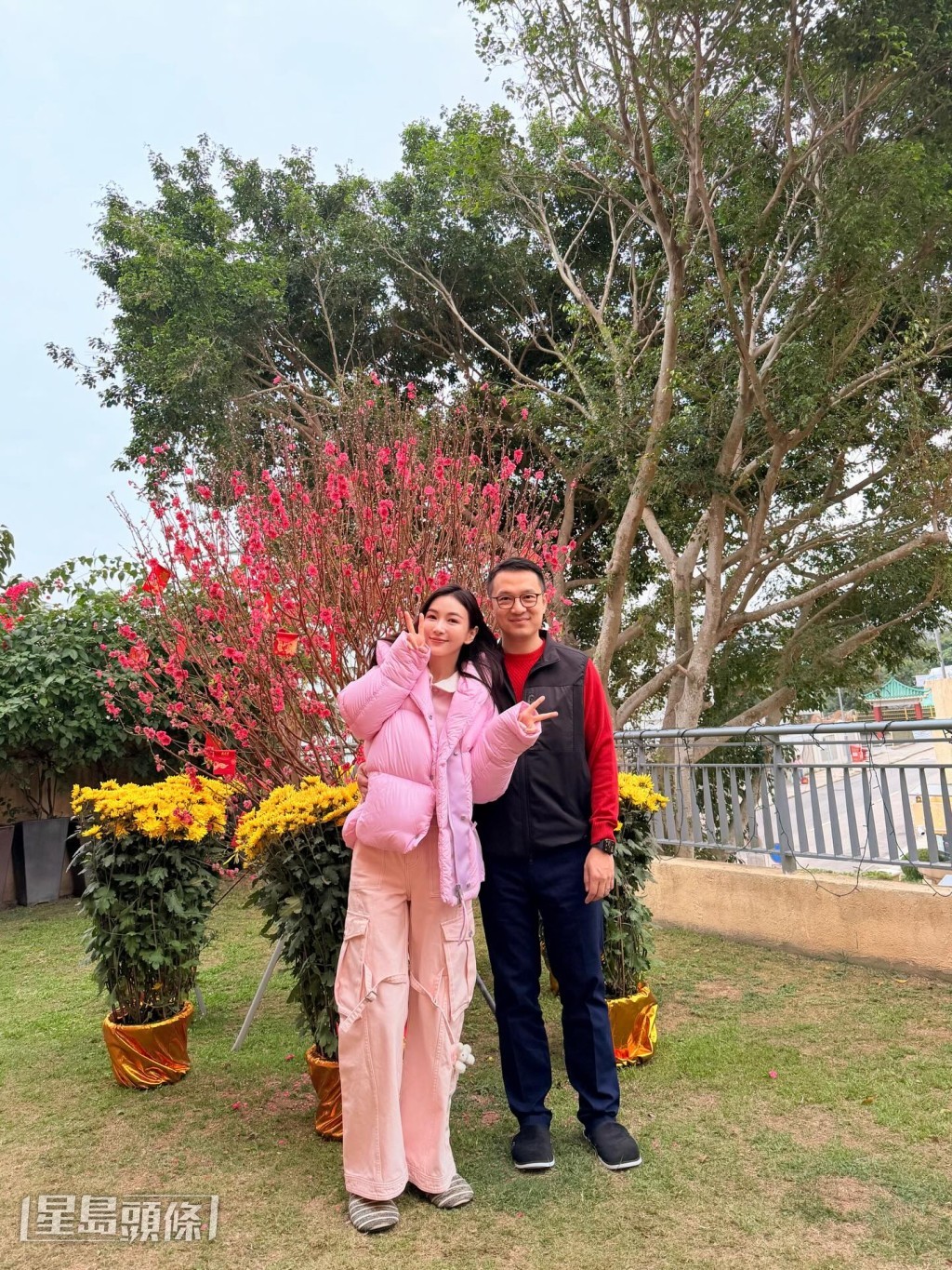 她透露，與丈夫一個月大約只能見面一至兩次。