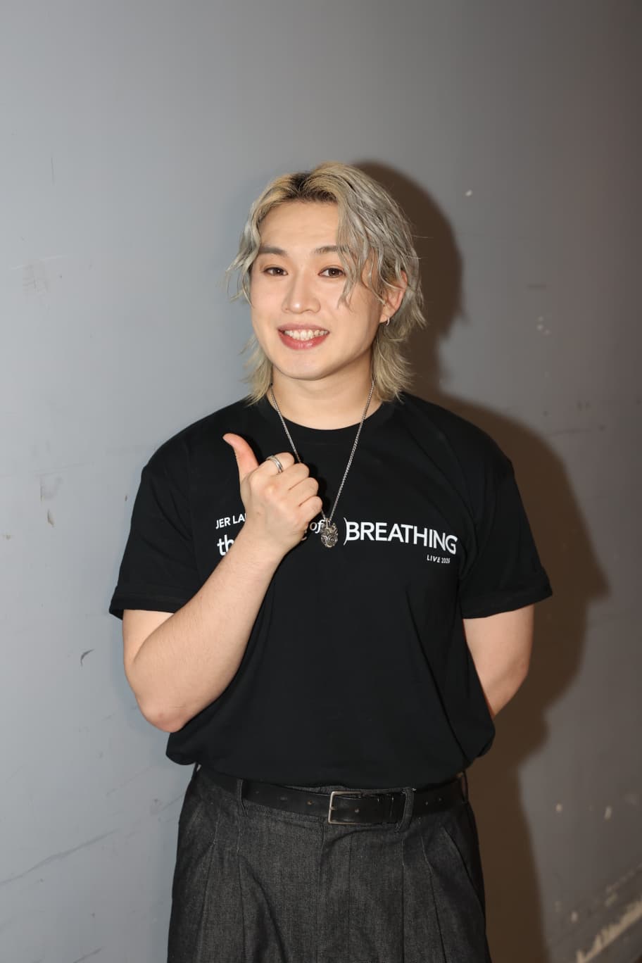 Jer未察覺姜濤有異樣，並提醒對方駕車要專注。