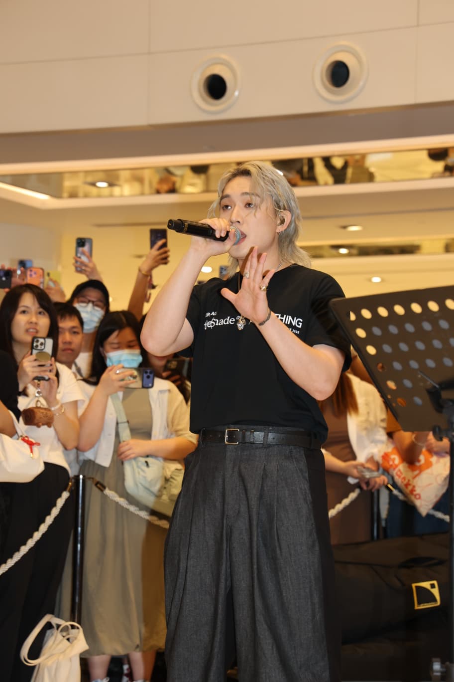 Jer在沙田一商場快閃Busking，引來大批粉絲聚集，場面熱鬧。