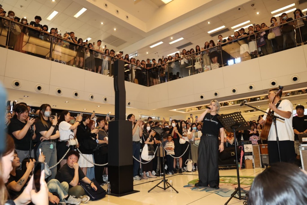 Jer為亞博個人演唱會宣傳，特意到商場進行快閃Busking。