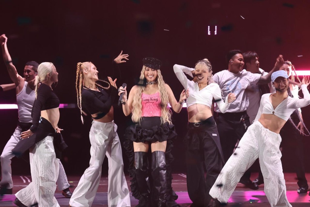 A-Lin在台上又跳又唱，充滿活力。