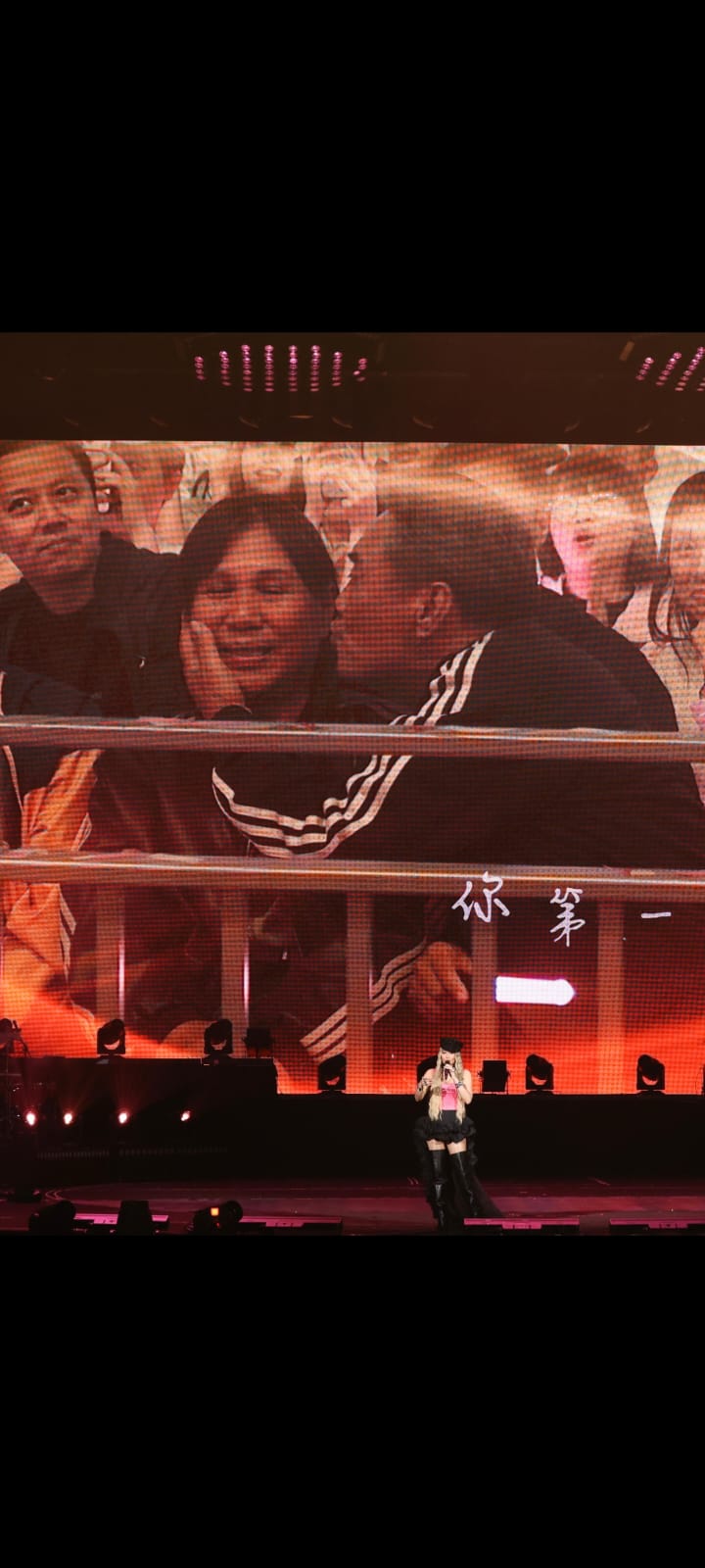 A-Lin舅父在觀眾席興奮親吻太太。