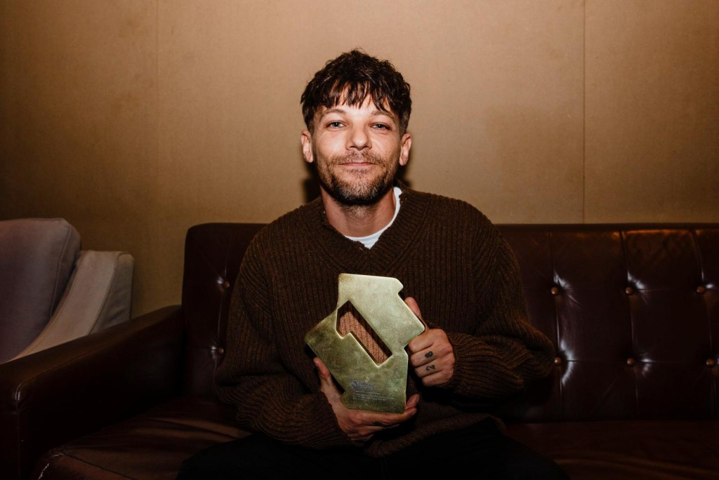 雙方爭執的起因，是Zayn談及了Louis已故的母親。