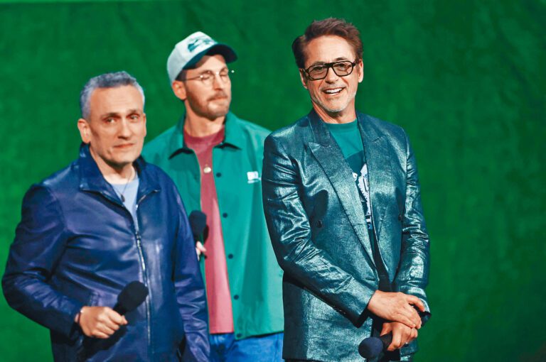 羅拔唐尼（右）和基斯伊雲斯（中）昨現身宣傳《復仇者5》。法新社