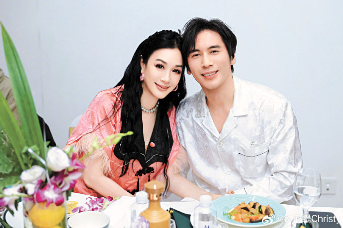 鍾麗緹夫婦 .c2-c3 鍾麗緹與張倫碩婚後依舊甜蜜。網上圖片