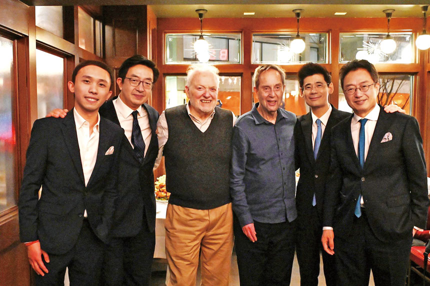 兩位波士頓音樂家（中）同上海四重奏成員在酒會中合影。