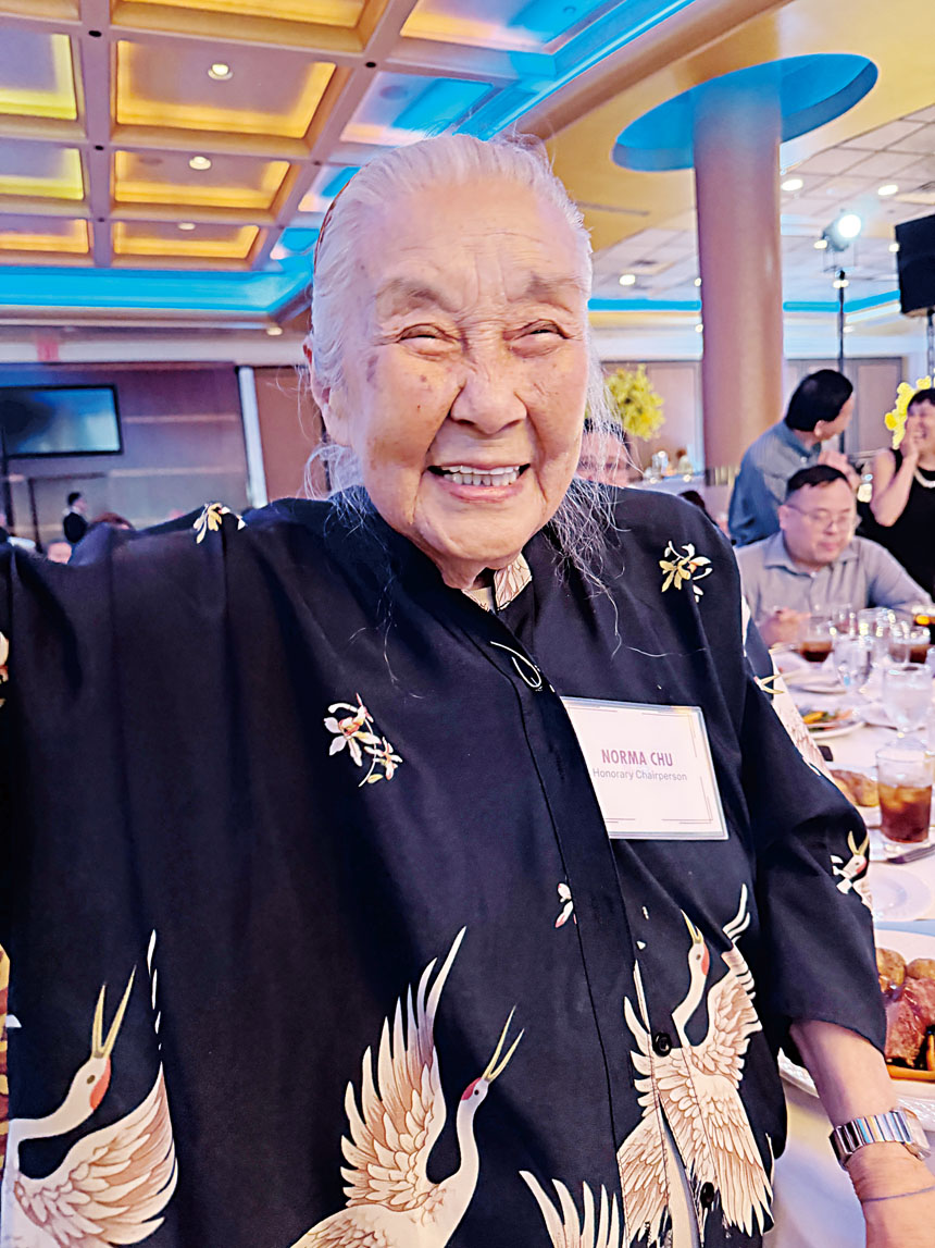 會長孔振成母親朱蘭貴是華策會創會成員之一，她今年102歲，全場為她慶祝生日。