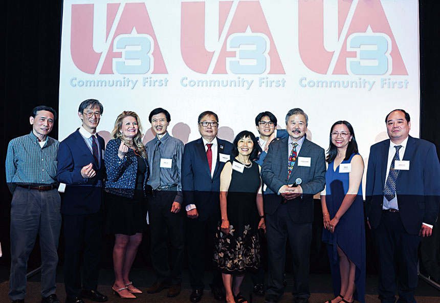 非牟利組織UA 3董事成員在晚宴上合照。