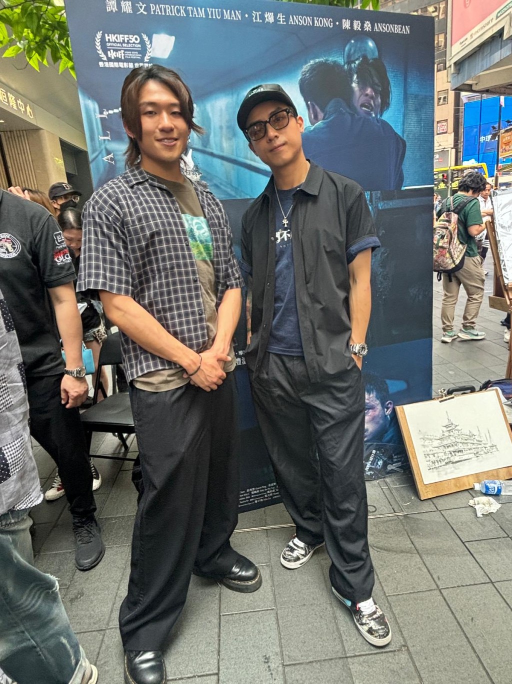 ANSONBEAN 與 AK 現身銅鑼灣，為電影《我們不是什麼》進行宣傳。
