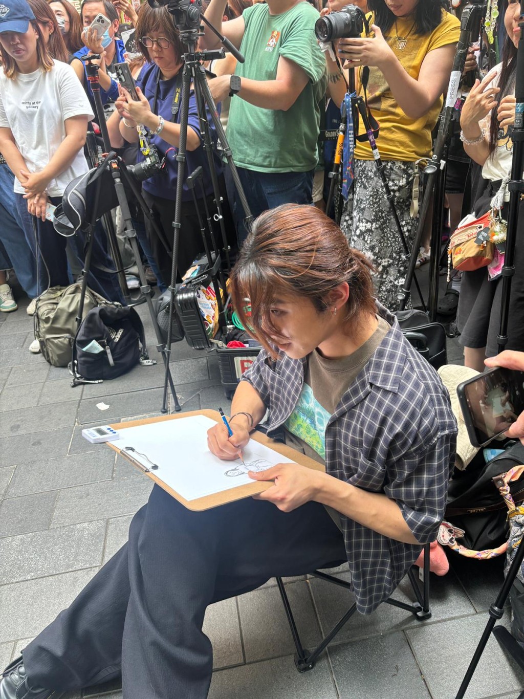 ANSONBEAN 在現場化身其角色 Ike，為幸運觀眾進行速寫。