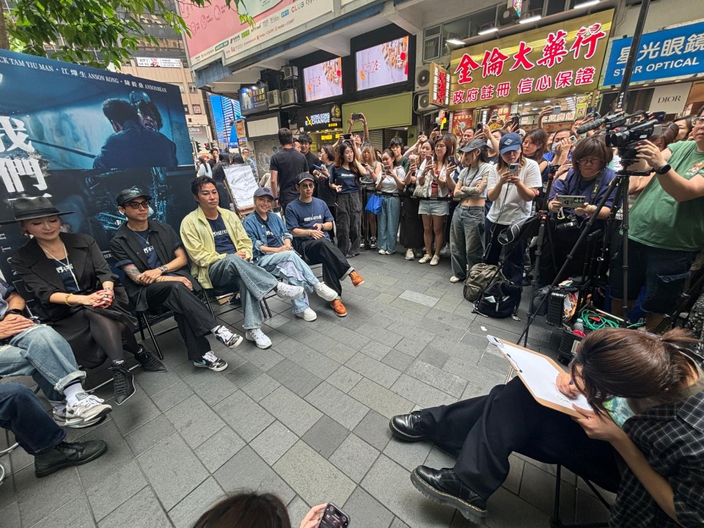 ANSONBEAN 專注地為粉絲畫畫。