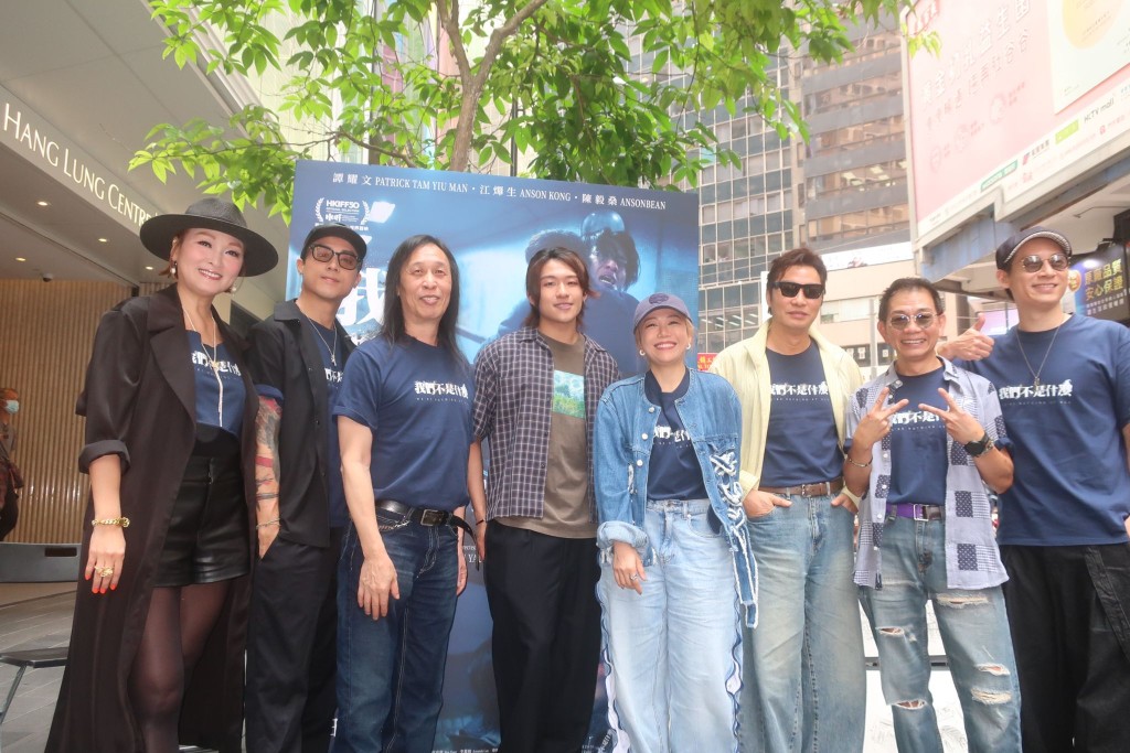 左起︰李蕙敏、AK、邱禮濤、ANSONBEAN、彭秀慧、譚耀文、袁富華、駱振偉一同進行快閃宣傳。
