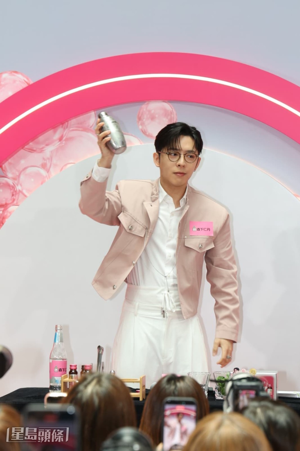 Edan在活動上親自調製飲品。