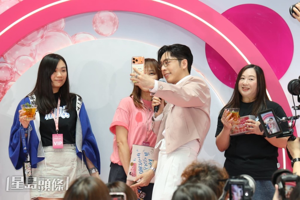 Edan親切地與粉絲玩自拍。