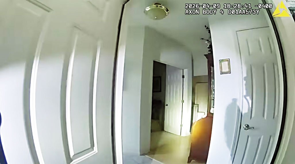 執法記錄器影片顯示，韋斯特萊克市警員進入一戶民宅後不久，發現一名91歲的老婦正在玩電子遊戲。 韋斯特萊克市警察局