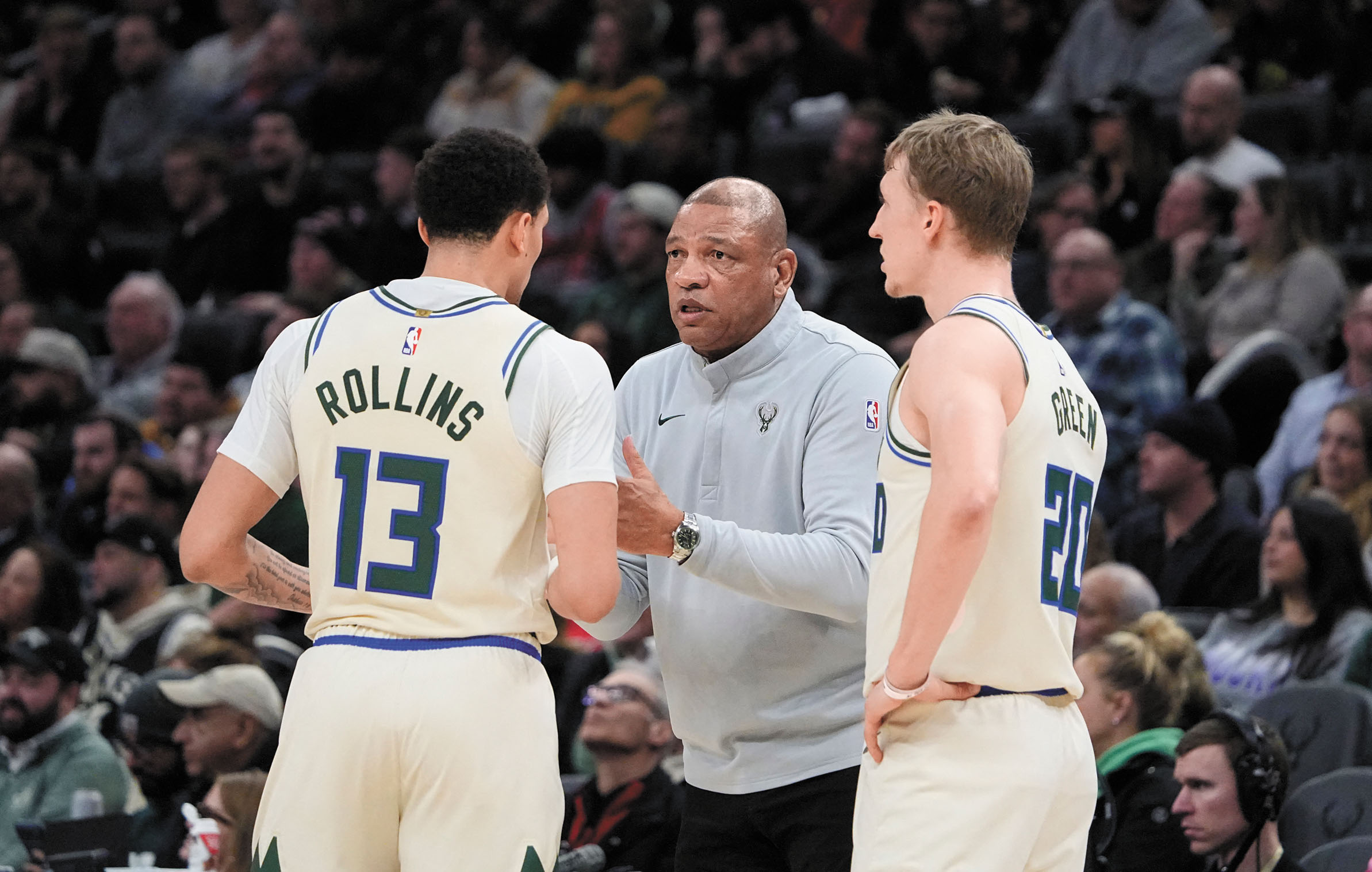 里弗斯在雄鹿對陣公牛隊的暫停期間與後衛羅林斯等球員交流。路透社