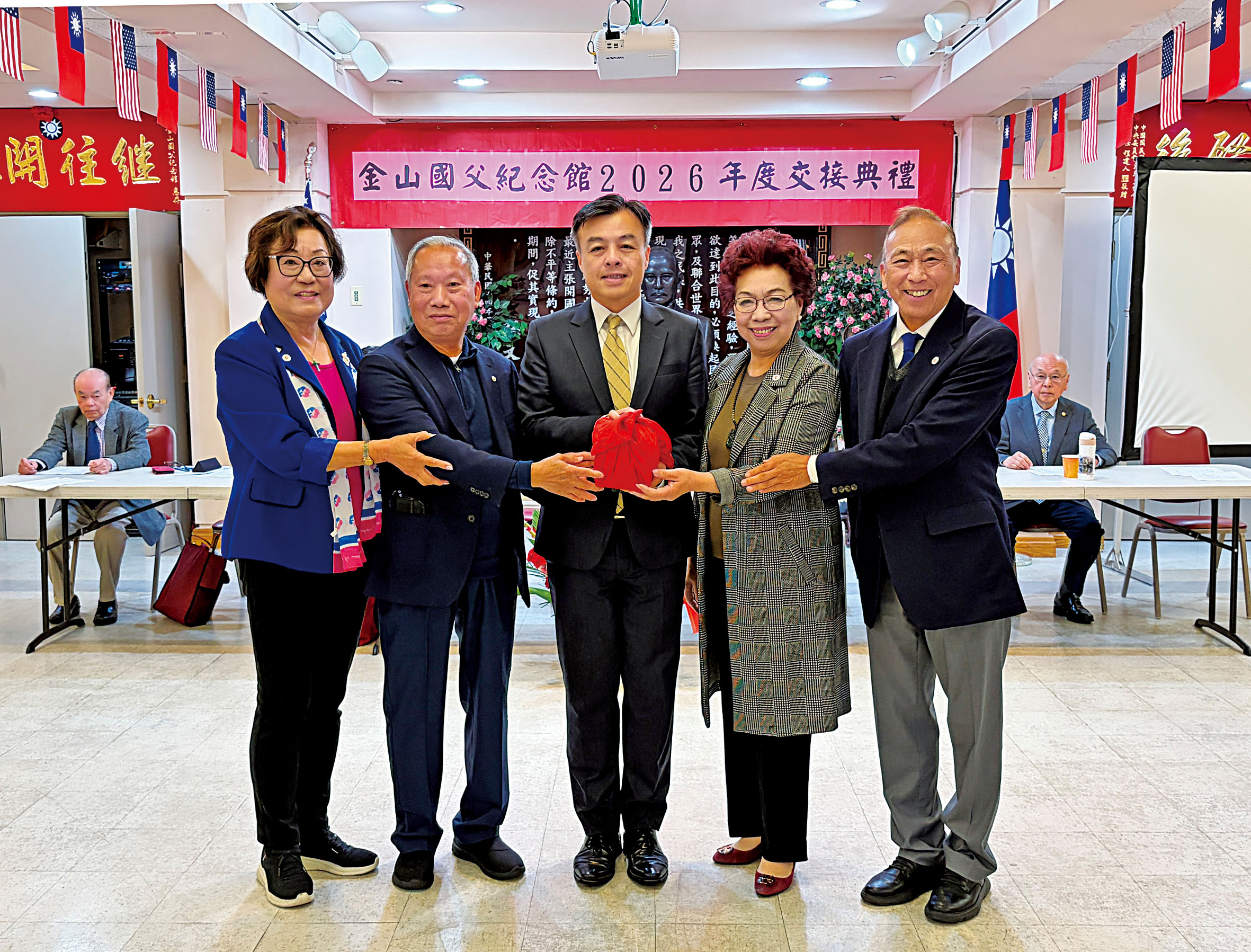 伍志翔處長為新任館長暨董事長主持監交。左起：于愛珍、楊昆山、伍志翔、陳夏儀、鍾維君。金山國父紀念館