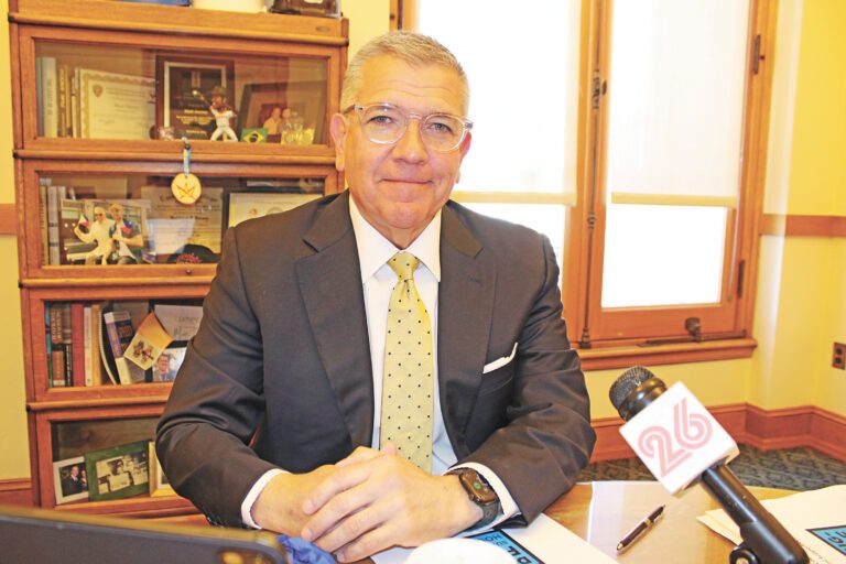 麥德誠闡述永久性支援式房屋改革法案。記者陳程威攝