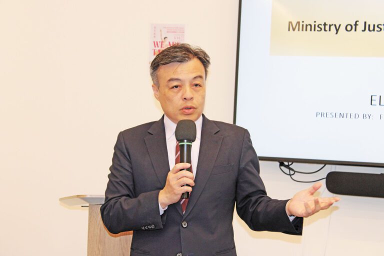 駐三藩市台北經文處處長伍志翔致期望簡報能提升僑胞及留學生對詐騙手法的警覺。記者陳程威攝