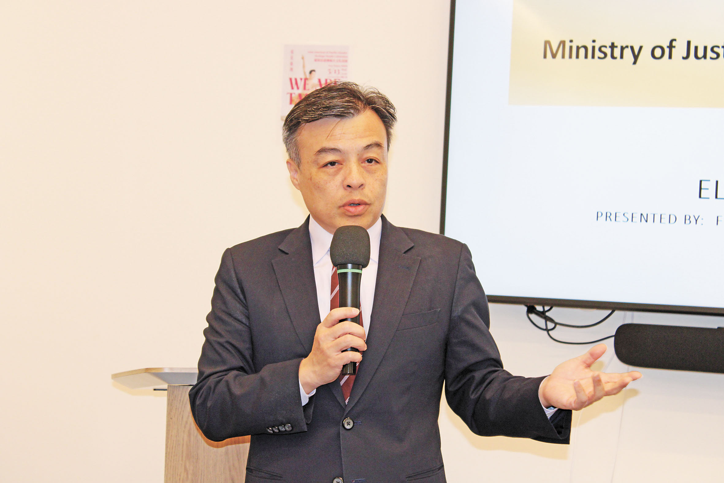 駐三藩市台北經文處處長伍志翔致期望簡報能提升僑胞及留學生對詐騙手法的警覺。記者陳程威攝