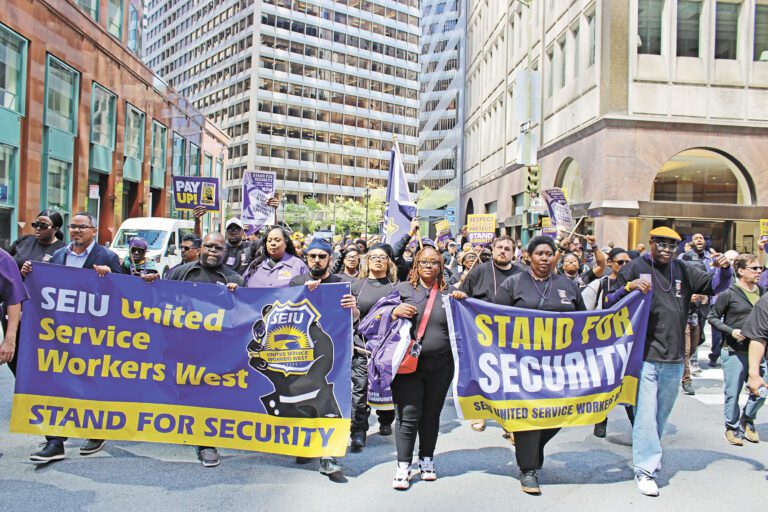 遊行隊伍在集會結束後穿越三藩市市中心多條主道，工人高呼口號，要求正視安保工人的薪資與培訓。記者陳程威攝