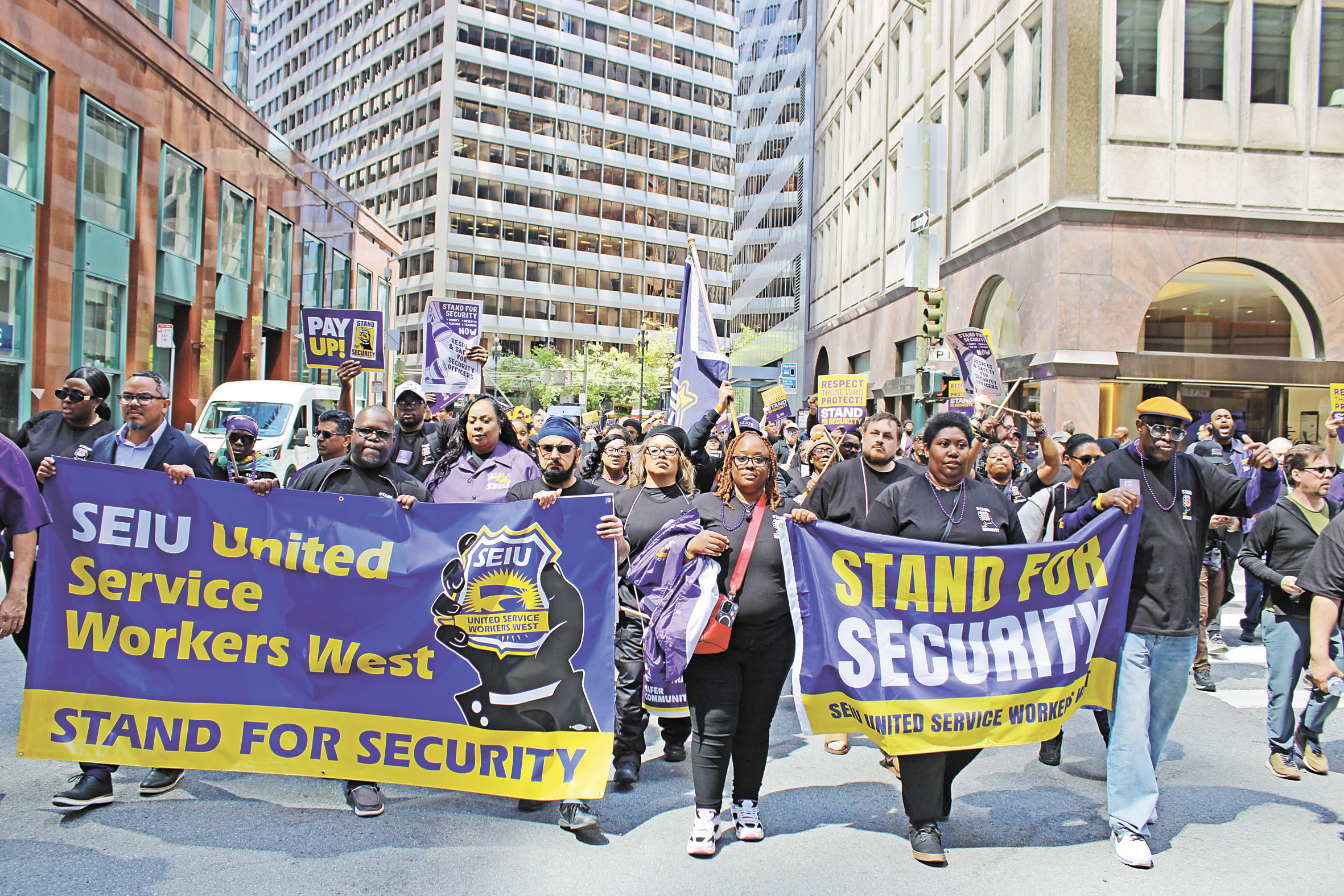 遊行隊伍在集會結束後穿越三藩市市中心多條主道，工人高呼口號，要求正視安保工人的薪資與培訓。記者陳程威攝