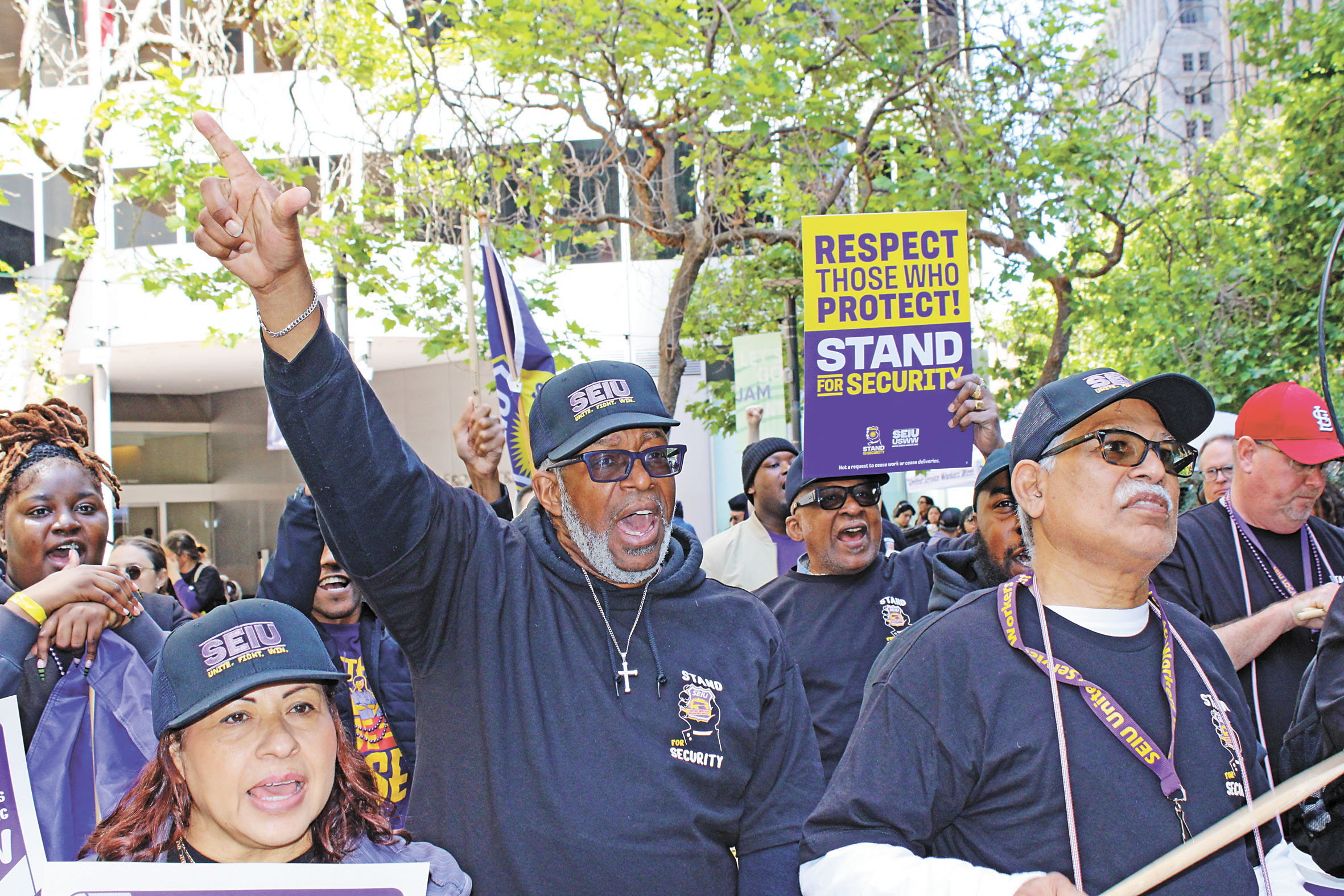 安保工人在三藩市機械師紀念廣場高呼口號，要求加薪至每小時30元改善工作條件。記者陳程威攝