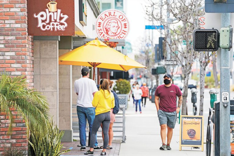 三藩市連鎖咖啡店Philz Coffee此前撤下彩虹旗，引起爭議，如今宣布會再次掛起。美聯社資料圖片