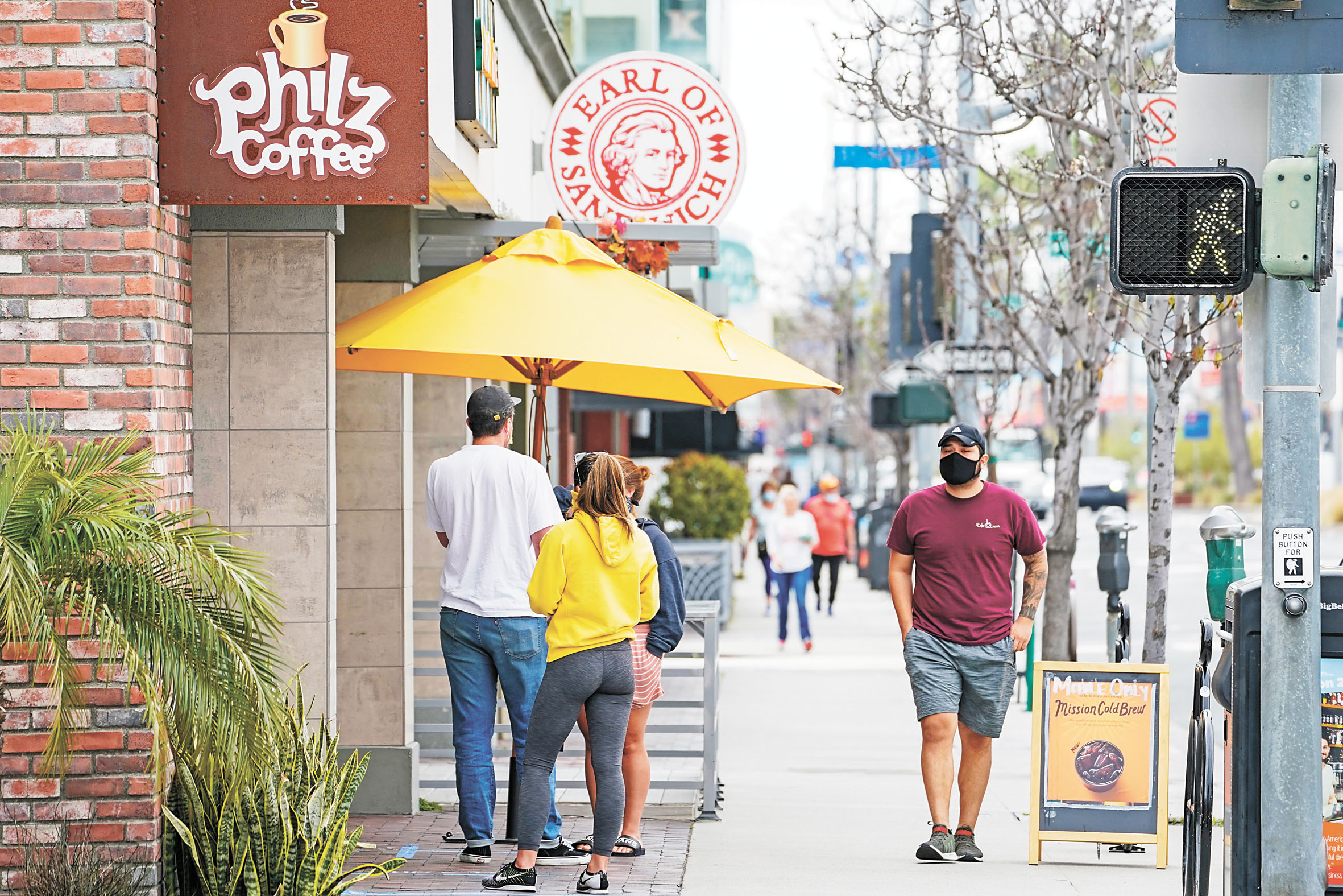 三藩市連鎖咖啡店Philz Coffee此前撤下彩虹旗，引起爭議，如今宣布會再次掛起。美聯社資料圖片