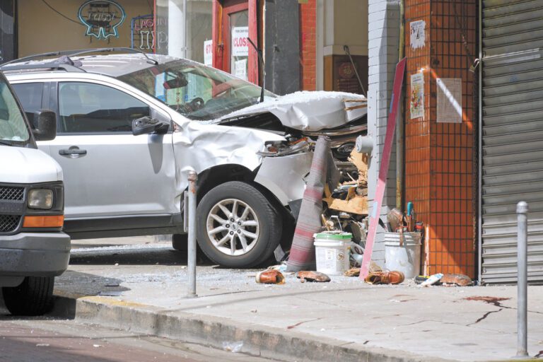 當日肇事車輛撞進新蘭亭餐廳，造成一死一傷。本報資料圖片/記者黃偉江攝