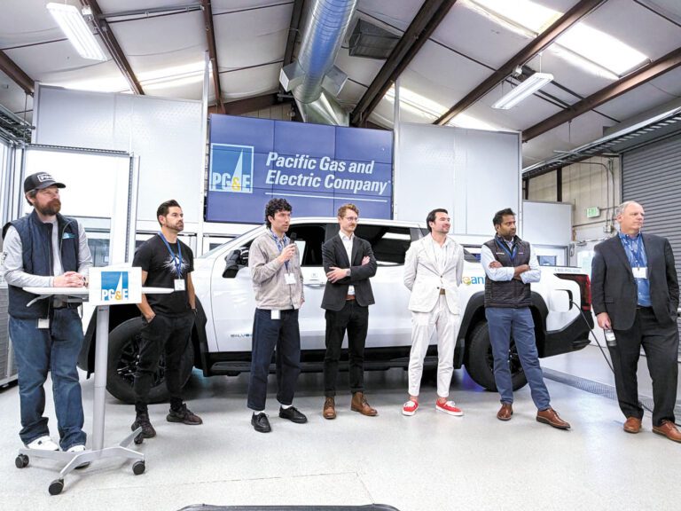 PG&E於聖拉蒙技術中心展示「全電動住宅」，示範電動車供電及智能電力系統。記者蘇婕雅攝 .c2-c3 Pila Energy展示可插入插座的家用電池系統。記者蘇婕雅攝