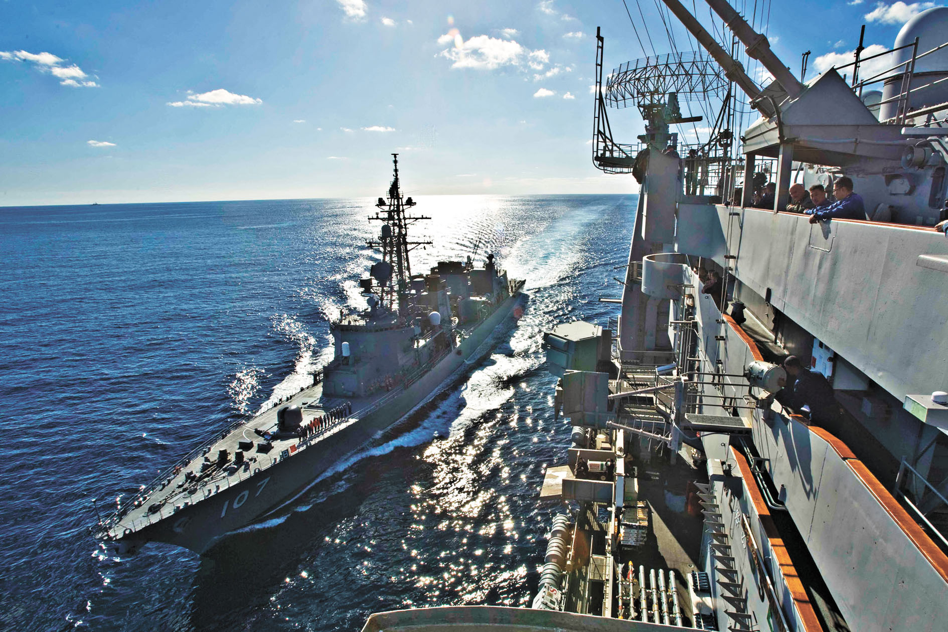 圖為日本「雷號」驅逐艦在太平洋航行。路透社資料圖片