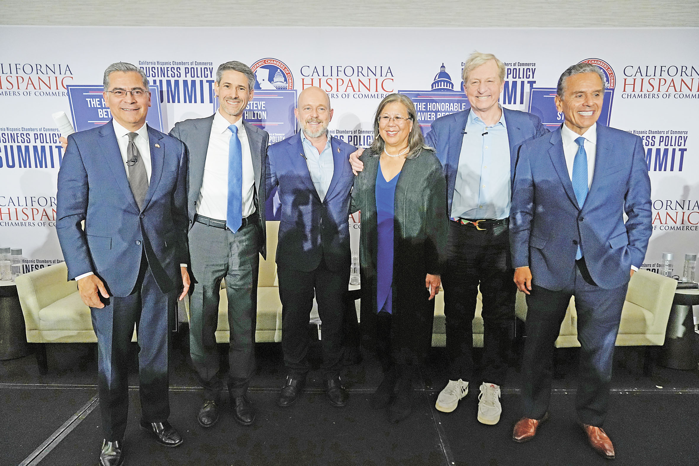 左起:貝塞拉、馬漢、希爾頓、余淑婷、斯泰爾及維拉戈沙，周二在沙加緬度州長候選人論壇上合照。美聯社