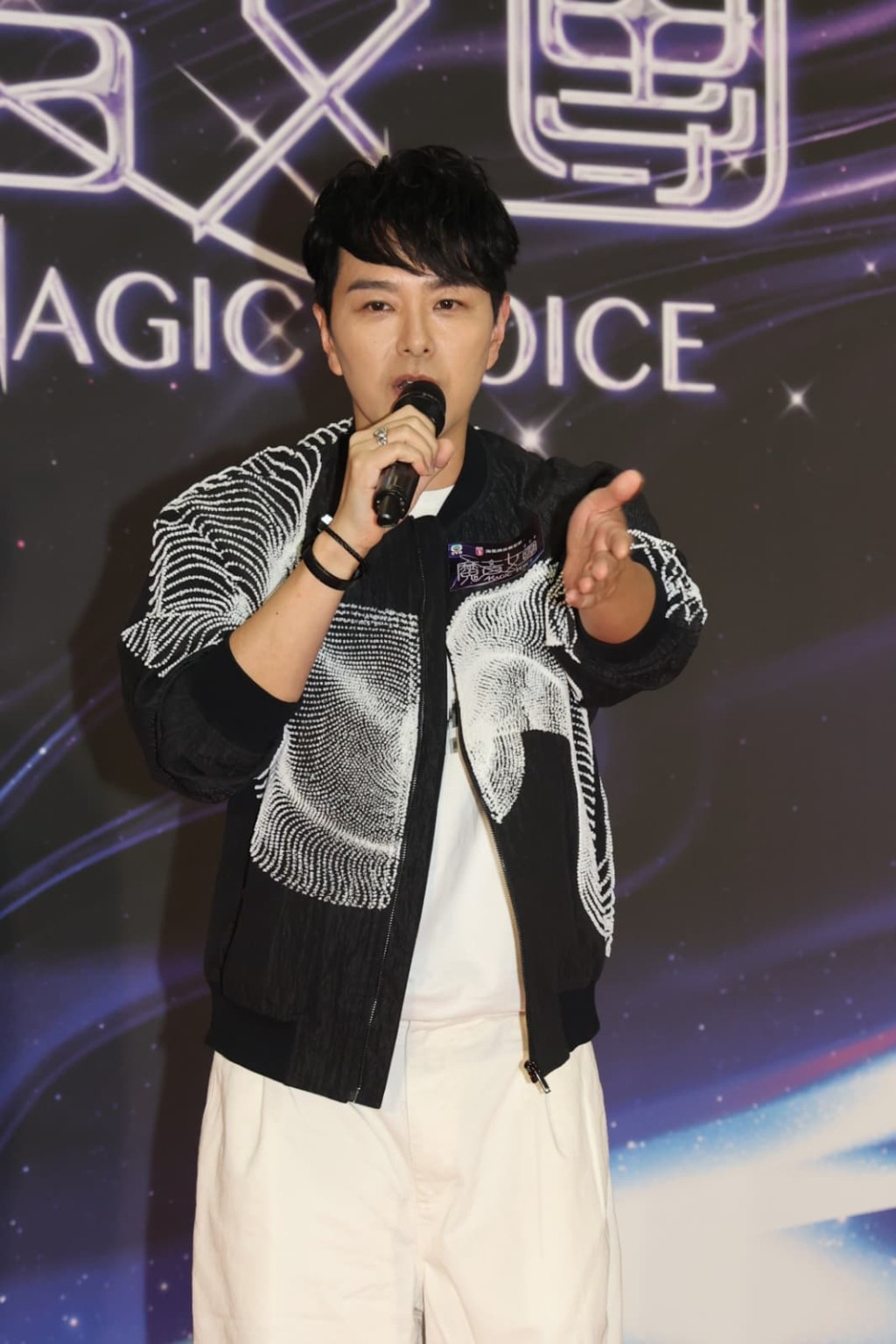 蕭正楠透露，太太黃翠如出差會帶着兒子的衣服。