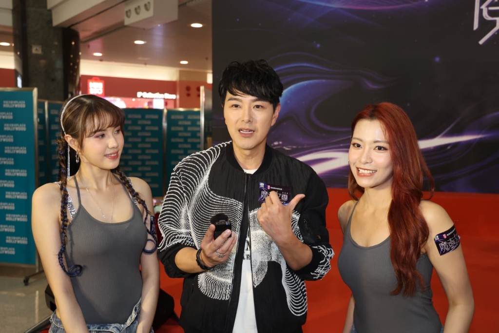 鄧凱文（左）把握機會，向即將開唱的蕭正楠自薦做嘉賓。