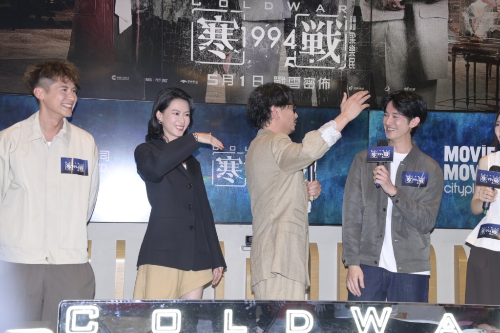 宣傳活動上，謝君豪作勢要打「兒子」吳慷仁。