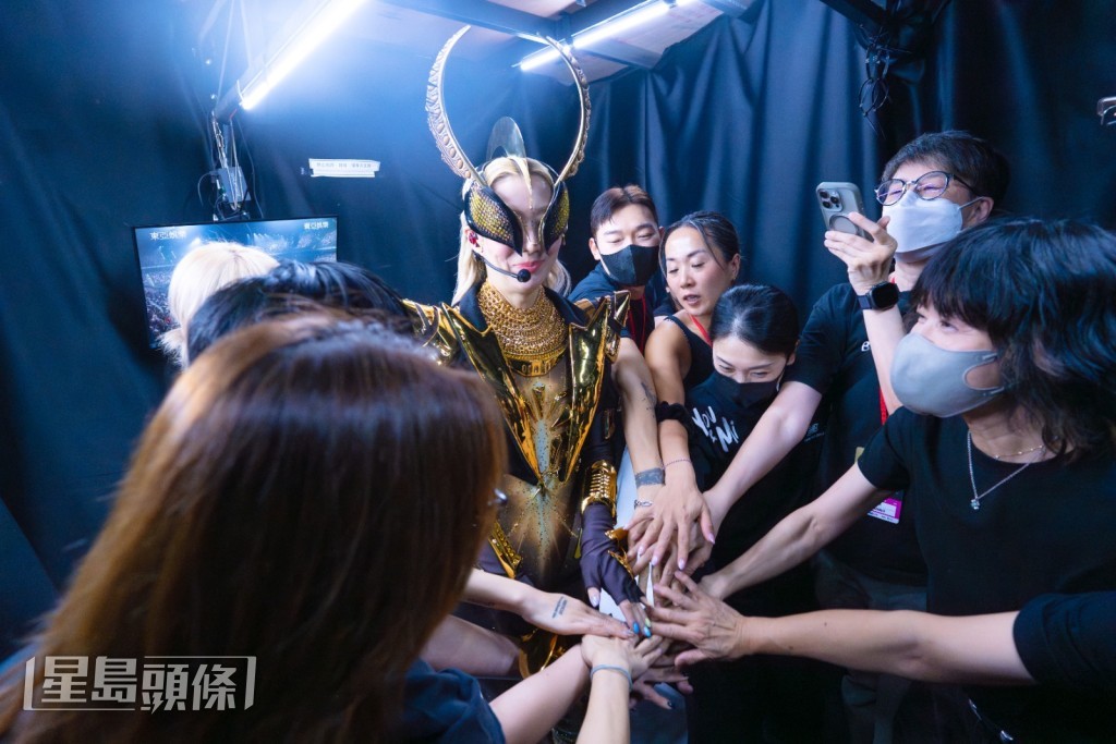 Sammi感謝唱片公司支持，讓她能夠帶同如此龐大的團隊到海外演出。