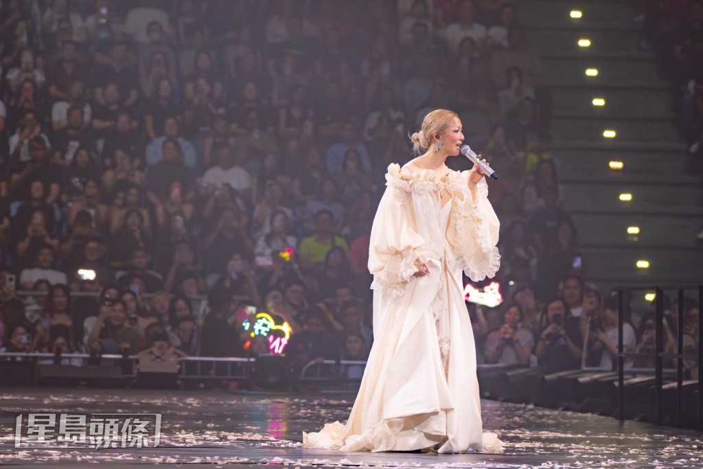 台下觀眾讚她「好靚」，她笑稱自己保養得宜。