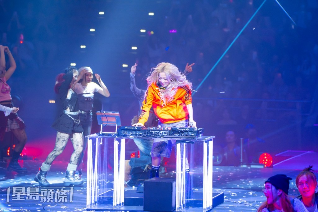 Sammi表示為尊重當地法例和文化，演唱會服飾特意作出了改動。